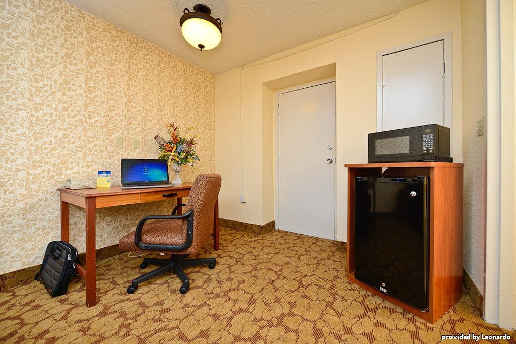 Best Western Tulsa Airport Room photo