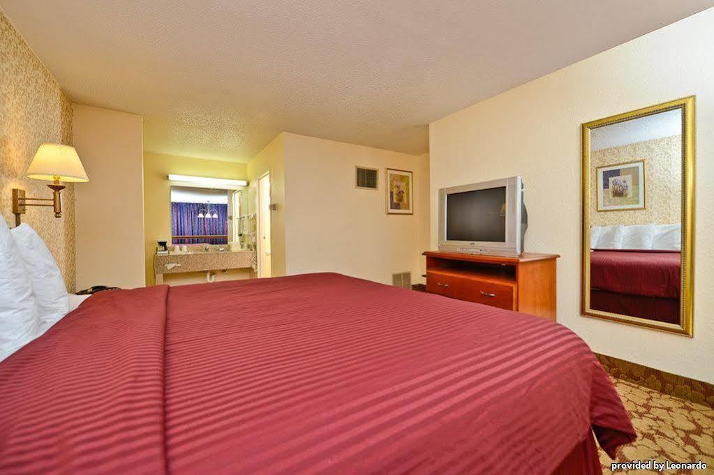 Best Western Tulsa Airport Room photo